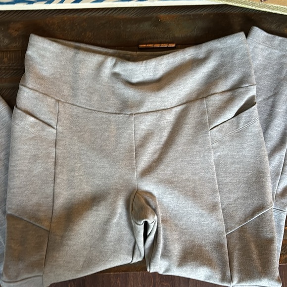 Cabi 6054 Runaway Legging Gray size Women’s Medium. Like new condition. - Picture 4 of 5